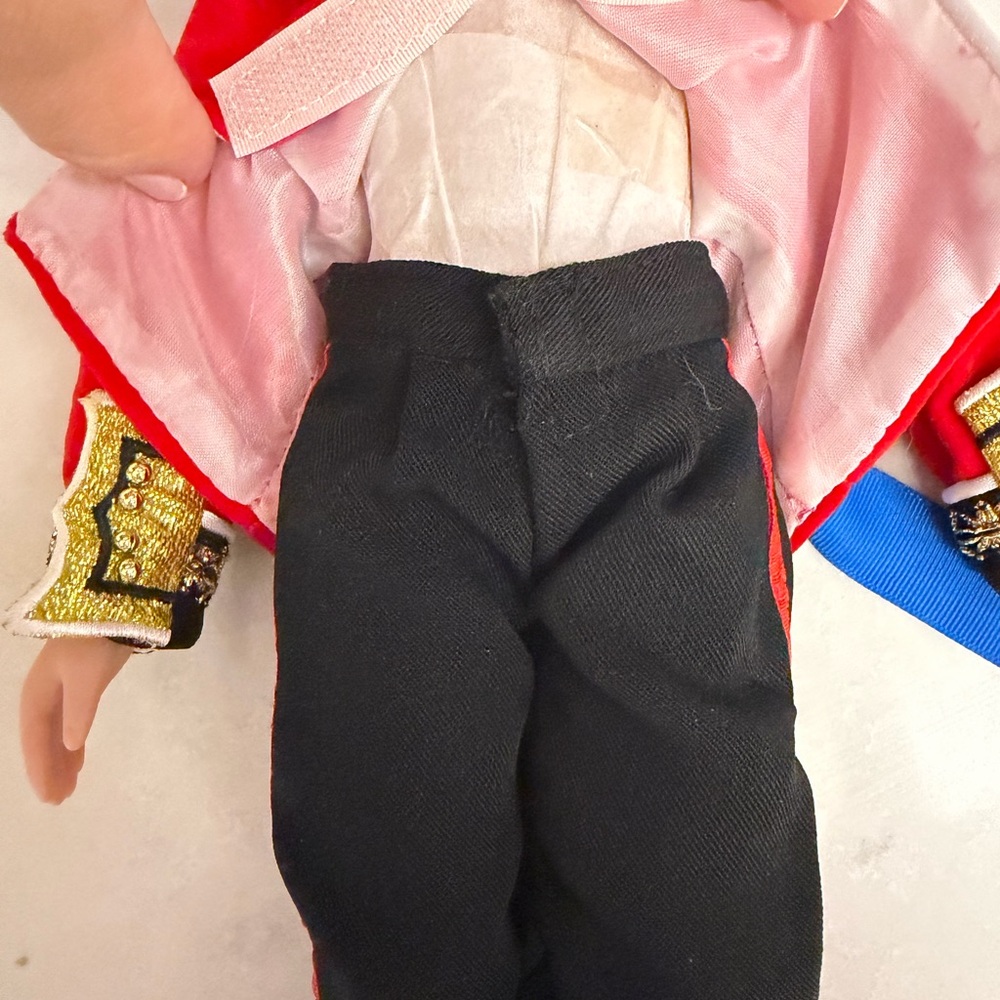 Prince William Royal Wedding Doll 2011 Irish Guards Uniform Family Souvenir - Picture 6 of 7